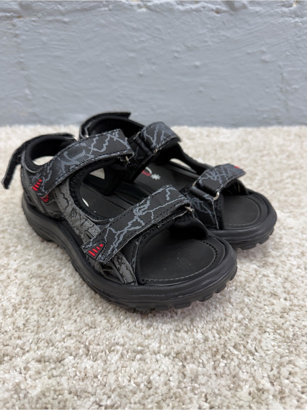 Stone Canyon Boys Harvey Outdoor Hook and Loop Closure Sandals Size 13.5